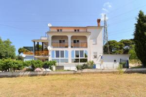 Apartment 1374, Pula