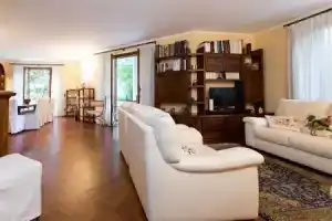 Lake Maggiore Villa With Beach Access, Near Village Centre, Wifi, BBQ, Meina