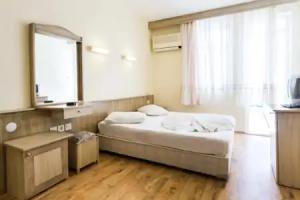 Golden Star Hotel, Side