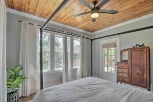Historic Home w/ Yard Near St Mary's Strip! Tourist base, San Antonio