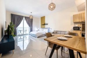 Tanin - Sleek Studio in AG Tower with Canal Views, Dubai
