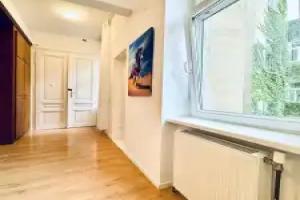 Comfortable 5BR Stay Near Westbahnhof Mini-hotel, Vienna