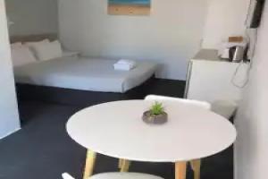 Gold Coast Inn, Gold Coast