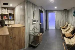 Rua World Hotel, Van