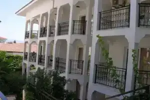 Kurt Apartments, Icmeler