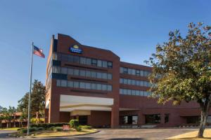 Days Inn & Suites by Wyndham Conf Center I-10, Tallahassee