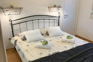 Luxury Apartment Okrug Gornji With Sea View and Pool, Trogir