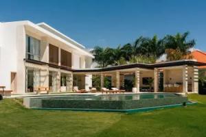 Modern 6 BDR Golf Front Villa in Luxury Beach Resort w Pool and Heated Jacuzziz, Punta Cana