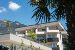 Hotel Garni Herz, Scena