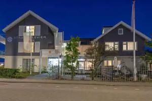 Modern hotel suite, a stone's throw from the sea on Texel, De Koog