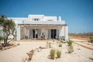 Fabulous pool villa near the beach by VillaRentalsgr, Naousa