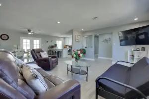 Las Vegas Retreat w/ Yard < 5 Mi to Strip! Tourist base, Las Vegas