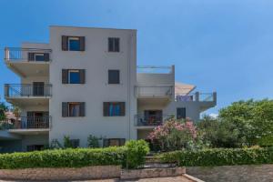 Apartments Ljiljana, Tice