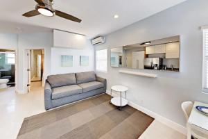 Cool Tide - One Block From Boardwalk! 1 Bedroom Cabin, Hollywood