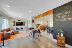 San Antonio Home, 2 Mi to Airport - Pets Welcome! Tourist base, San Antonio