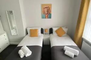 House - Sleeps 6 - Pet Friendly - Parking, Newcastle upon Tyne