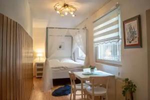 Timeless 2BR Near Downtown Apartments, Vienna