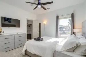 Modern Retreat w/ Patio, 11 Mi to Dtwn Tourist base, Houston
