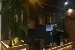 Goodnight Hostel, Trang