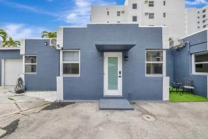 2BR 1BA off Las Olas Steps to Beach Apartments, Fort Lauderdale