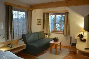 Hotel Häuserl im Wald, Bacher
