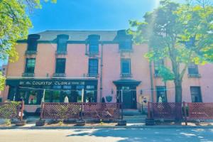 County Clare Irish Hotel & Pub, Milwaukee