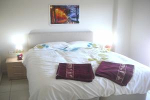 Gorgeous 2 Bed Private Ground Floor Home In One Of's Most Exclusive Communi Apartments, Side