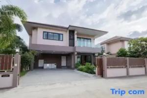 Pattaya Holiday Villa (Venice Single Villa)【8 minutes drive to floating market + swimming pool】, Jomtien Beach