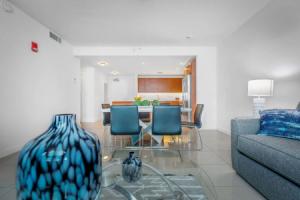 Modern 2-BD Condo in the Heart of Apartments, Miami