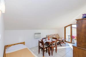 Stunning Home in With Wifi and 1 Bedrooms, Herceg Novi