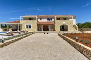 Rustic Villa Perosa With Heated Pool, Donje Petrcane