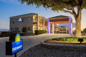 Days Inn by Wyndham San Antonio Near Fiesta Park, San Antonio