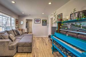 Centrally Located Home w/ Covered Patio Tourist base, Aurora
