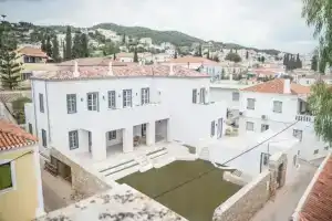 Liberty Suites, Spetses
