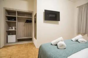 V Hotel, Delphi