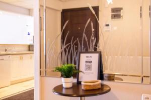 Spacious Flat With Sea View In Zmir Karsiyaka Apartments, Izmir