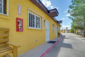 4 Mi to Dtwn: Pet-friendly Apartment!, El Paso