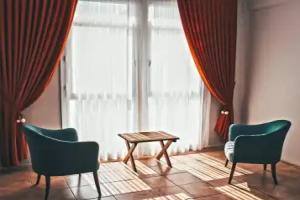 Leon Hotel, Foca