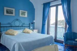 Rocce Azzurre, Lipari Town