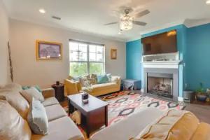 Walk to Ocean: Group Getaway in! Apartments, Virginia Beach