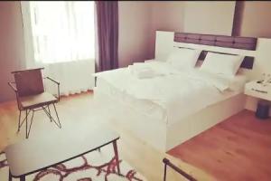 Karaca Suite, Tuzla