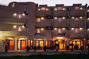 Hotel Regina, Biela