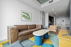 Rainey St 1BR | Heated Pool | Gym | Bar | DT ATX Apartments, Austin