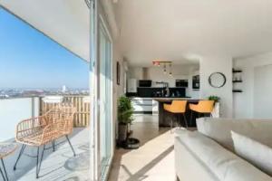 Apartment with Stunning Seine Views, BBQ Area, and Private Parking, Rouen