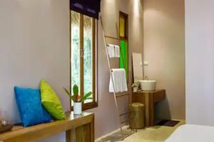 Little Moon Villa, Mak