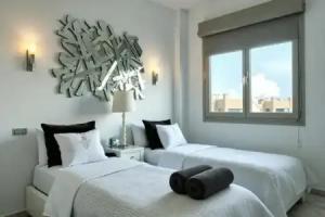 Eivissa Beachfront Gem - Modern 2BR Apartment, Playa d'en Bossa