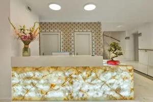 Zephyros Hotel, Mirteai