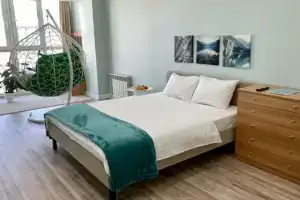 Gornoye Ozero Tsentr u Reki Gostinaya 30 m², Spalnya 25 m², 2 Krovati, Smart TV 85'' Apartments, Miass