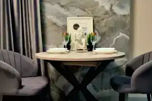 Shikarnaya Yevrodvushka Apartments, Engels