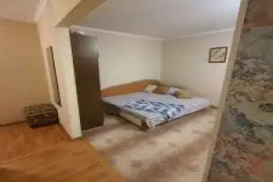 Na Ulitse Mira 5 Flat, Chekhov
